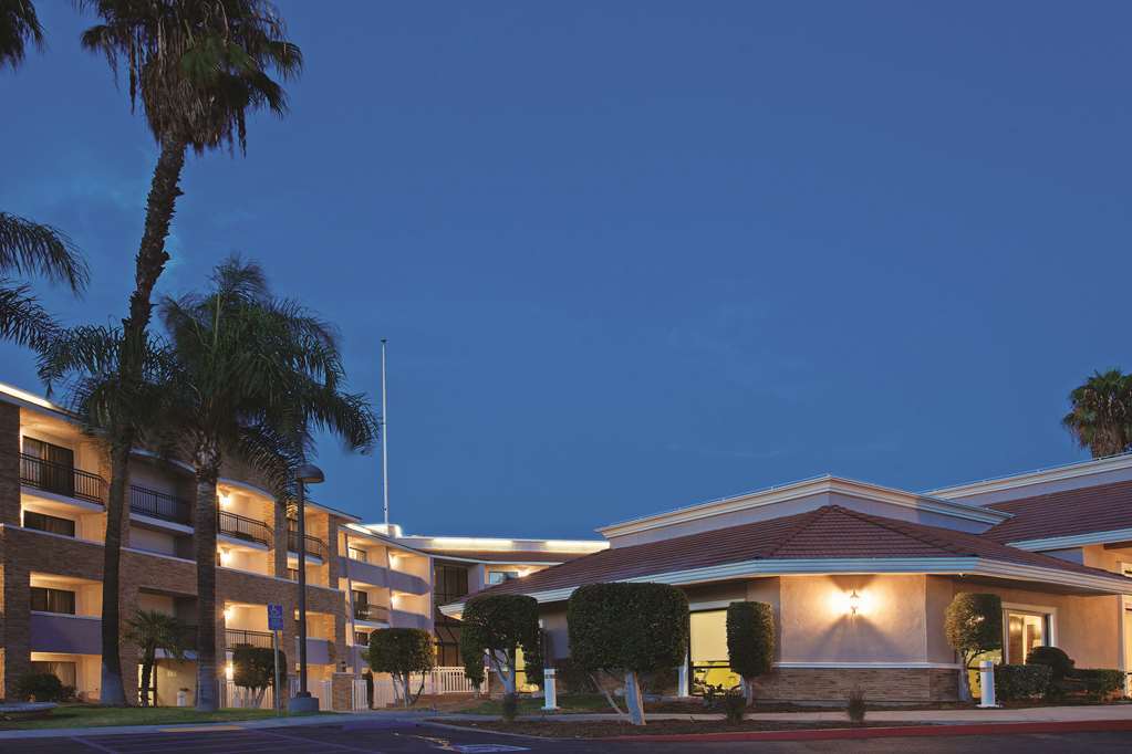 Отель La Quinta By Wyndham Помона Экстерьер фото